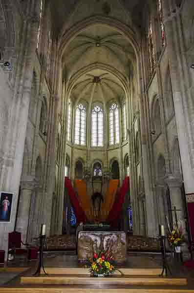 Francia - Senlis 17 - catedral de Notre Dame de Senlis - interior.jpg